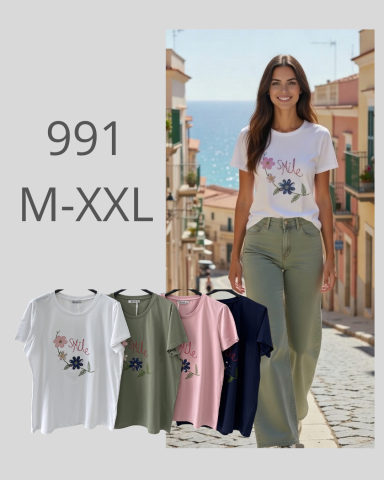 Mujer joven caminando por una calle, vistiendo camiseta y pantalones holgados.