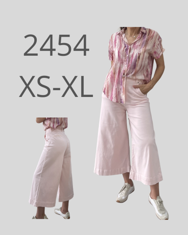 Modelo vistiendo una blusa de rayas y pantalones anchos rosas. Tallas XS-XL.