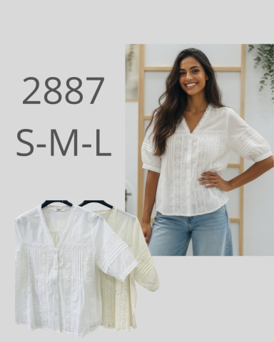 Blusa de mujer en tonos claros, con mangas cortas y botón, disponible en tallas S-M-L.