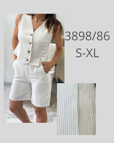 Mujer con un conjunto blanco de chaleco y pantalones cortos, botones visibles.