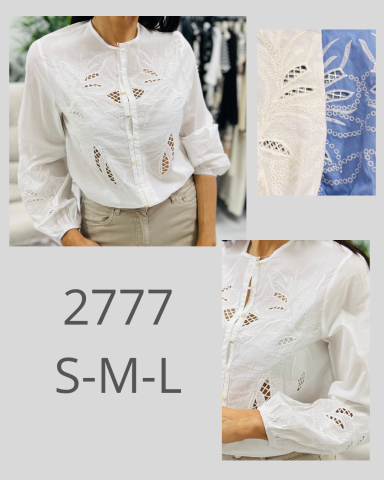 Blusa blanca con detalles recortados, disponible en tallas S-M-L.