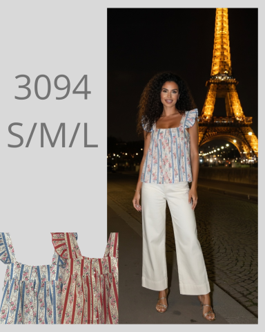 Modelo de blusa con rayas, posando frente a la Torre Eiffel de noche. Tallas S/M/L.