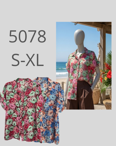 Blusa de colores brillantes con flores, disponible en tallas S-XL. Fondo de playa.