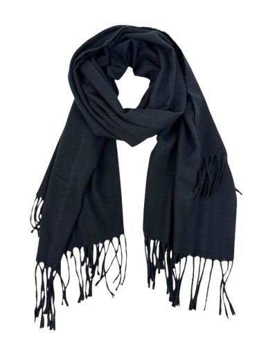 Bufanda negra con flecos en los extremos.