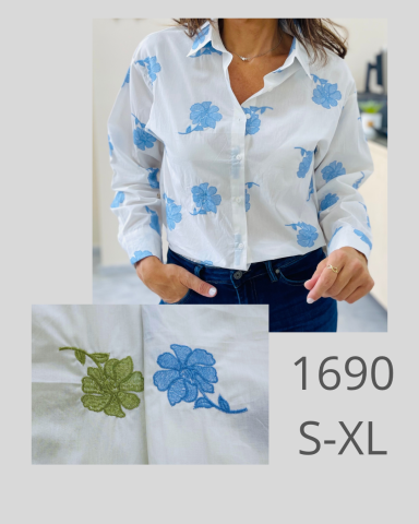 Camisa blanca con flores azules y verdes, disponible en tallas S-XL.