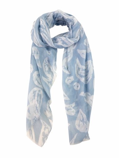 Bufanda ligera de color azul con estampado de hojas en blanco.