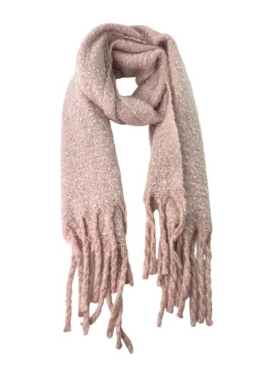 Bufanda rosa suave con flecos, ideal para el invierno.