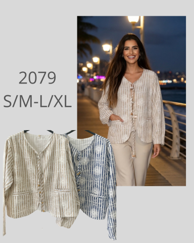 Blusa de botones disponible en tonos beige y azul, acompañada de un fondo urbano al atardecer.