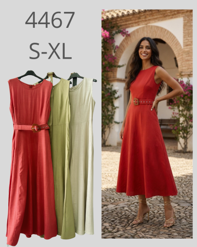 Vestido largo sin mangas en rojo, verde y beige, modelado por una mujer sonriente.