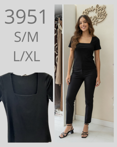 Mujer posando con camiseta negra de escote cuadrado y pantalones negros. Tamaños S/M y L/XL.