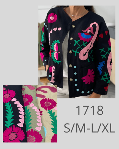 Chaqueta negra con bordados coloridos de flamencos y flores en estilo vibrante.