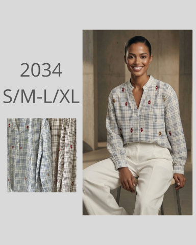 Mujer sonriente con camisa de cuadros y pantalones claros, con un diseño floral.