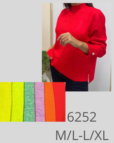 Sweater rojo de cuello alto, con puños abotonados, disponible en varias tallas y colores.
