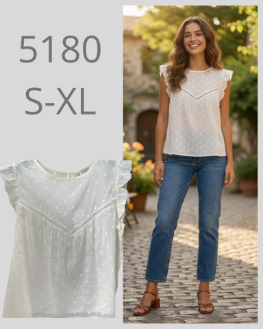 Blusa blanca con detalles, ajustada a los hombros, combinada con jeans y sandalias.