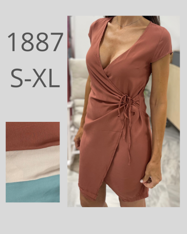 Vestido ajustado en color terracota con escote en V y detalle de lazada en el costado.