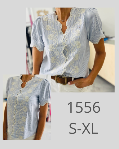Blusa de manga corta, azul claro con bordado, disponible en tallas S-XL.