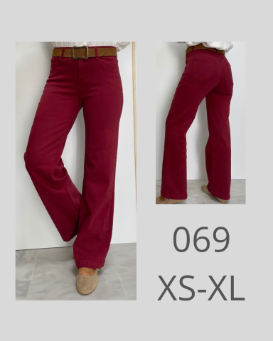 Pantalones acampanados en color burdeos, disponibles en tallas XS a XL.