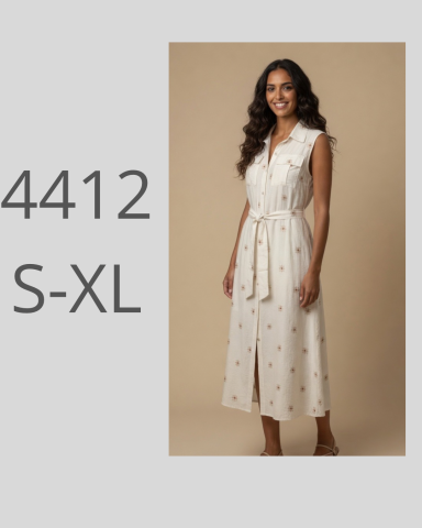 Mujer sonriente con vestido blanco de flores, de largo medio y cinturon.