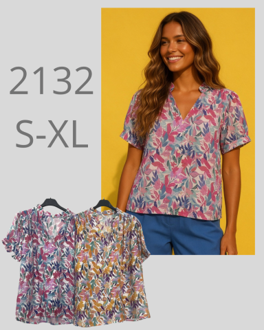 Mujer sonriente con blusa colorida frente a fondo amarillo, muestra tallas S-XL.