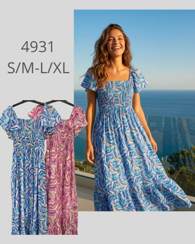 Vestido largo con mangas de volantes, estampado colorido y fondo de paisaje costero.