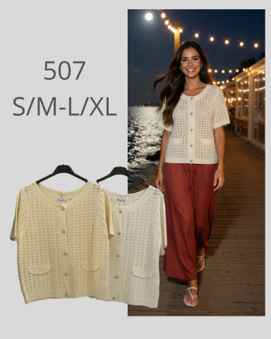 Blusa clara con botones y bolsillos, modelo combinado con pantalón largo.